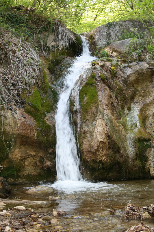 Долина реки Сатера, водопады и каменные изваяния.