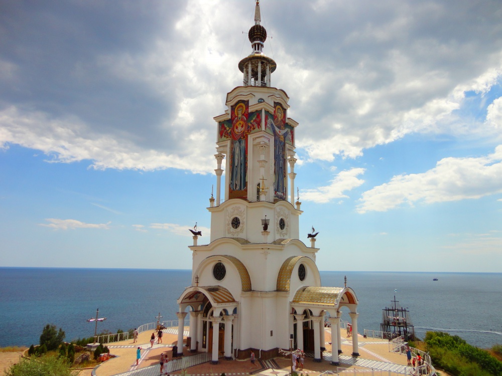 Храм-маяк в Малореченском полон туристов.